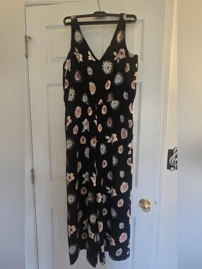 NWOT!! LOFT FLORAL, V-NECK, WIDE LEG JUMPSUIT- SIZE M- POCKETS STILL STITCHED